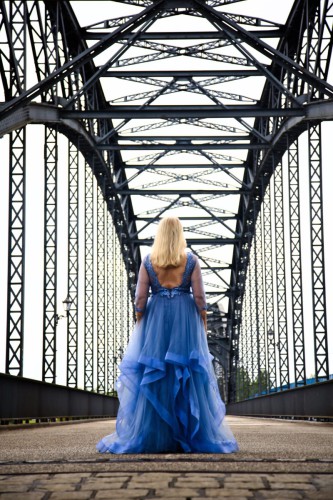 Ballkleid auf der Brücke